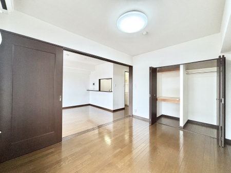 �q�������@���r���O�ɗאڂ����m���B�����˂��J������ƃ��r���O�ƌq����e���̋�Ԃɕϐg�I