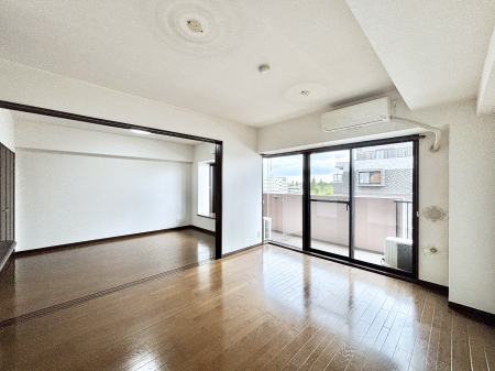 ���r���O�@���R������荞�܂�A�Ƒ��c���̏ꏊ�𖾂邭���o