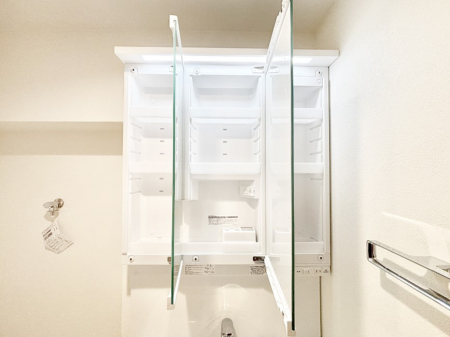 ���̑����ρ@�O�ʋ��̗��ɁA���ϕi��q���p�i�Ȃǂ����[�\�B���ʑ����������ƕۂ��܂��I