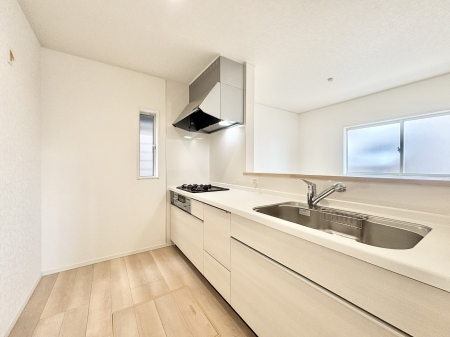 �L�b�`���@�u�₩�ȕ����ʂ蔲����L�b�`���B��������̂Ŗ��邭���C�ɂ��𗧂��܂��B