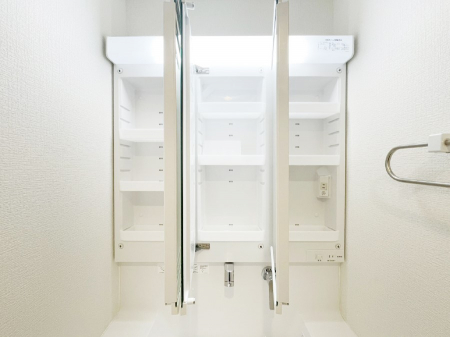 ���̑����ρ@�O�ʋ��̗��ɁA���ϕi��q���p�i�Ȃǂ����[�\�B���ʑ����������ƕۂ��܂��I