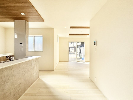 ���r���O�@���邢�z���������A�����̕��͋C�ɖ�������郊�r���O�E�_�C�j���O�B 