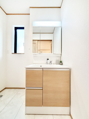 ���ʑ�E���ʏ��@�X�^�C�����O�ɕ֗��ȎO�ʋ��A�~���[�L���r�l�b�g�ōׂ������X�b�L��