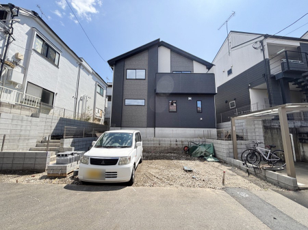 �@����2��\�I�}�Ȃ��q�l�̒��ԂɁB�܂��A���Ƒ��̎��]�ԃX�y�[�X�Ƃ��Ă��劈��B