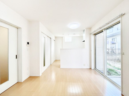 ���r���O�@���₩�ȗz���܂�ɕ�܂��A���S�n�̗ǂ����r���O�ŉƑ��c���I