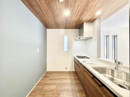 �L�b�`���@�u�₩�ȕ����ʂ蔲����L�b�`���B��������̂Ŗ��邭���C�ɂ��𗧂��܂��B