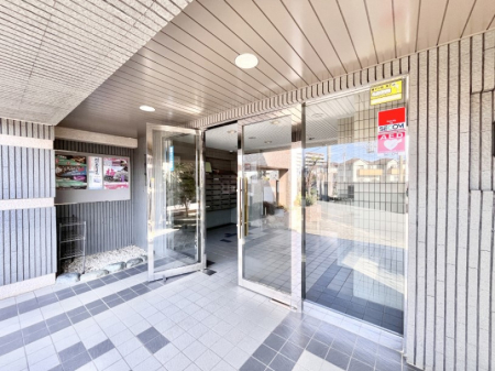 �G���g�����X�@�O�� �Y��ȃG���g�����X�́A���Z�҂�D�����}������Ă���܂�  