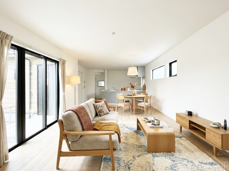 ���r���O�@�������������͋C�̂k�c�j�͉Ƒ��݂�Ȃ̉��K��ԁ��Ƌ��CG�ł�