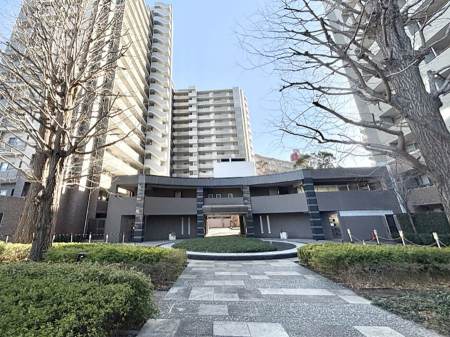 �G���g�����X�@�O�� �Y��ȃG���g�����X�́A���Z�҂�D�����}������Ă���܂�  