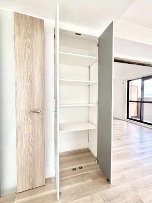 ���̑����ρ@���r���O���[�B�����Ɏ��[������ƕ����W�܂�LDK���X�b�L���Еt�������ł��ˁB  