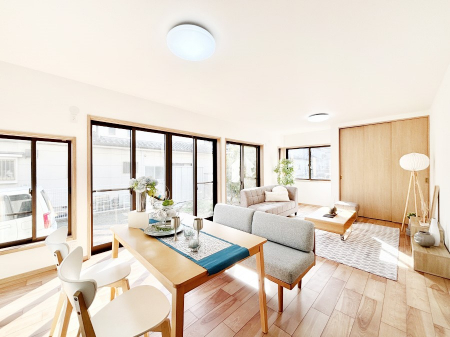 ���r���O�@���邢�z���������A�����̕��͋C�ɖ�������郊�r���O�_�C�j���O 