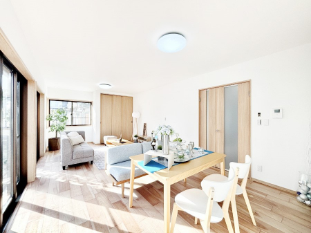 ���̑����ρ@�Ƒ��̏Ί炪���R�Ɛ��܂�Ă���A����ȕ��͋C�̃_�C�j���O�Ɏd�オ���Ă��܂��B