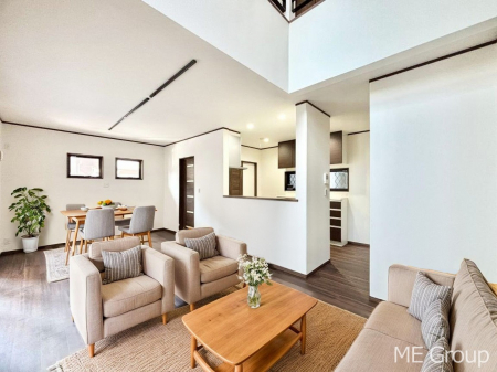 ���r���O�@�Ƒ��̘a�₩�ȉ�b���������Ă������B�J�����̂��郊�r���O�ł��B���Ƌ��CG�ł�  