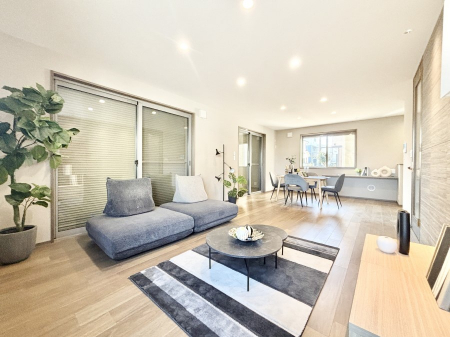 ���r���O�@�Ƒ��̘a�₩�ȉ�b���������Ă������B�J�����̂��郊�r���O�ł��B