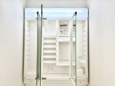 ���̑����ρ@�O�ʋ��̗��ɁA���ϕi��q���p�i�Ȃǂ����[�\�B���ʑ����������ƕۂ��܂��I