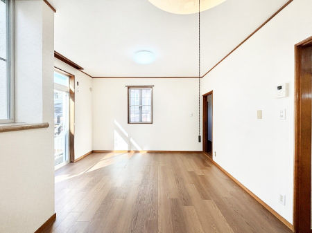 ���r���O�@���邢�z���������A�����̕��͋C�ɖ�������郊�r���O�E�_�C�j���O�B 