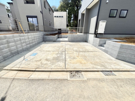 �@����2��\�I�}�Ȃ��q�l�̒��ԂɁB�܂��A���Ƒ��̎��]�ԃX�y�[�X�Ƃ��Ă��劈��B