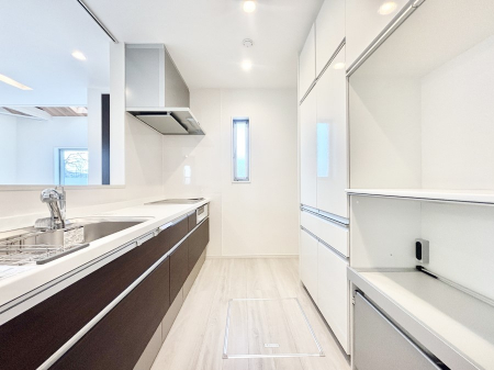 �L�b�`���@�J�b�v�{�[�h��ݒu�����[���̃L�b�`���B�Ƒ��ňꏏ�ɂ���������̂��y�����Ȃ�L�b�`���ł��B  