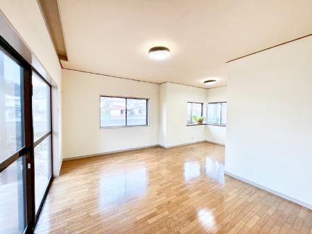 ���r���O�@�Z�ޕ��̌��������o�����A�C���e���A���l����̂��y���݂ȃ��r���O�ł��I   