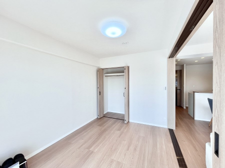 ���̑����ρ@���r���O�ɗאڂ����m���B�����˂��J������ƃ��r���O�ƌq����e���̋�Ԃɕϐg�I