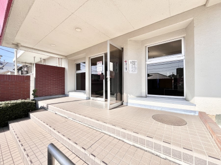 �G���g�����X�@�O�� �Y��ȃG���g�����X�́A���Z�҂�D�����}������Ă���܂�  