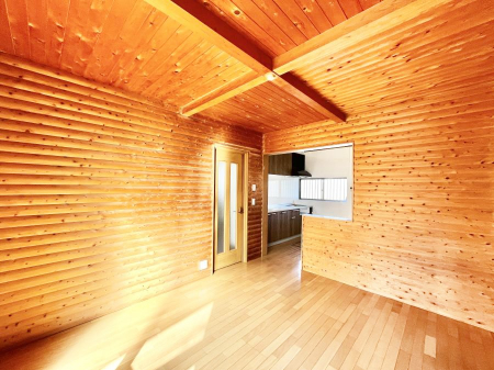 ���r���O�@���邢�z���������A�����̕��͋C�ɖ�������郊�r���O�E�_�C�j���O�B 