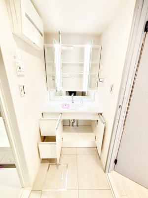 ���̑����ρ@�O�ʋ��̗��ɁA���ϕi��q���p�i�Ȃǂ����[�\�B���ʑ����������ƕۂ��܂��I