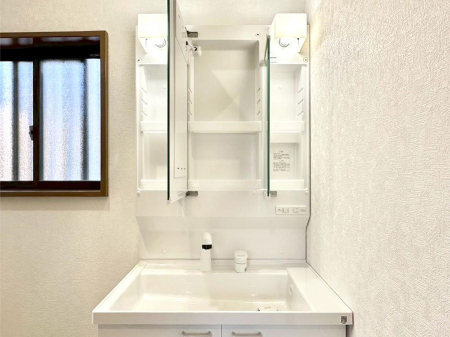 ���̑����ρ@�O�ʋ��̗��ɁA���ϕi��q���p�i�Ȃǂ����[�\�B���ʑ����������ƕۂ��܂��I