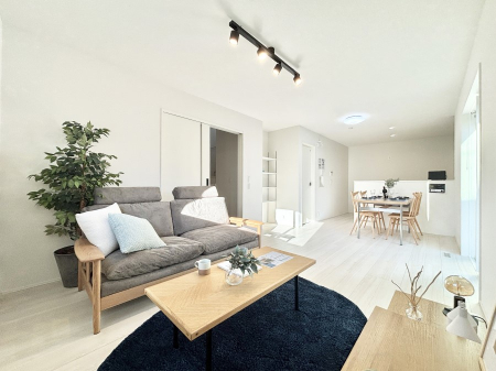 ���r���O�@���Ƒ��̓��₩�Șb�����ŕ�܂�閾�邢���r���O