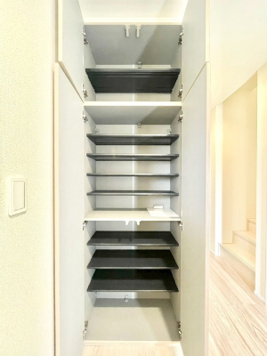 ���̑����ρ@�����Ղ���[�ł���V���[�Y�{�b�N�X�ŉƑ��S���̌C���A���ւ�������B  