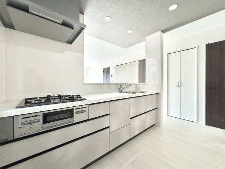 �L�b�`���@���������Ȃ���ł����Ƒ��Ƃ̉�b���y���߂�ΖʃL�b�`��