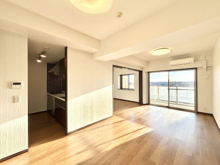 ���r���O�@���R������荞�܂�A�Ƒ��c���̏ꏊ�𖾂邭���o