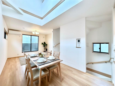 ���r���O�@���r���O�㕔�ɂ͐��������̗p�B���邢�z���ɕ�܂���ԂŉƑ��c���I