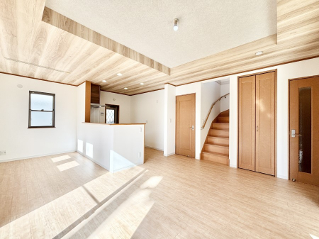 ���̑����ρ@�Ƒ��̏Ί炪���R�Ɛ��܂�Ă���A����ȕ��͋C�̃_�C�j���O�Ɏd�オ���Ă��܂��B