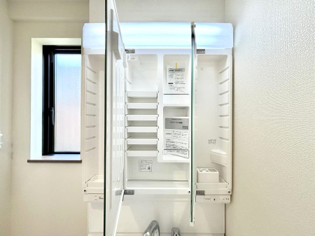 ���̑����ρ@�O�ʋ��̗��ɁA���ϕi��q���p�i�Ȃǂ����[�\�B���ʑ����������ƕۂ��܂��I