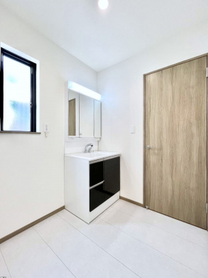 ���ʑ�E���ʏ��@��Ƃ�̐��ʃX�y�[�X�Œ��̐g�x�x���X���[�Y��