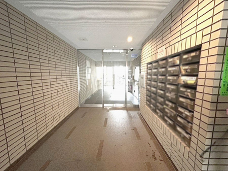 ���̑��@�|�X�g�̓G���g�����X���ɂ���̂ŉJ�ɔG�ꂸ�X�ւ��󂯎��܂��ˁI