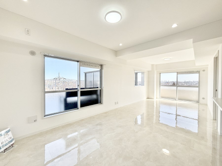 ���r���O�@���R������荞�܂�A�Ƒ��c���̏ꏊ�𖾂邭���o