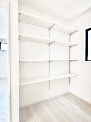 ���̑����ρ@���r���O���[�B�����Ɏ��[������ƕ����W�܂�LDK���X�b�L���Еt�������ł��ˁB  