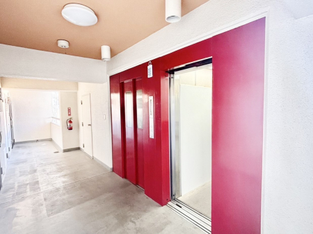 �G���g�����X�@�����̕�炵�Ɋ������I�G���g�����X���ɂ͗X�֎󂯁A�G���x�[�^�[����܂��B