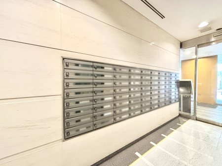 ���̑��@�|�X�g�̓G���g�����X���ɂ���̂ŉJ�ɔG�ꂸ�X�ւ��󂯎��܂��ˁI