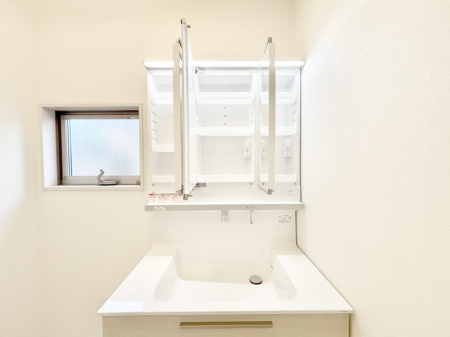 ���̑����ρ@�O�ʋ��̗��ɁA���ϕi��q���p�i�Ȃǂ����[�\�B���ʑ����������ƕۂ��܂��I