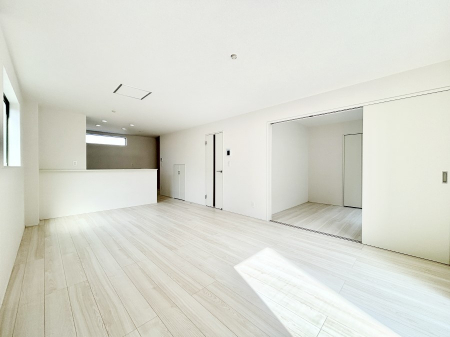 ���r���O�@���邢�z���������A�����̕��͋C�ɖ�������郊�r���O�E�_�C�j���O�B �@