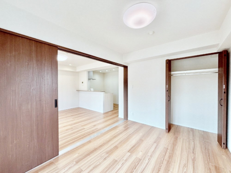 ���̑����ρ@���r���O�ɗאڂ����m���B�����˂��J������ƃ��r���O�ƌq����e���̋�Ԃɕϐg�I�@