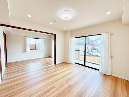 ���r���O�@���R������荞�܂�A�Ƒ��c���̏ꏊ�𖾂邭���o