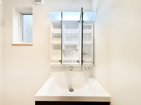 ���ʑ�E���ʏ��@�O�ʋ��̗��ɁA���ϕi��q���p�i�Ȃǂ����[�\�B���ʑ����������ƕۂ��܂��I  