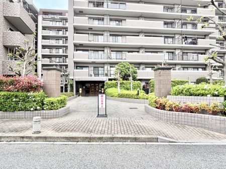 �G���g�����X�@�O�� �Y��ȃG���g�����X�́A���Z�҂�D�����}������Ă���܂�  