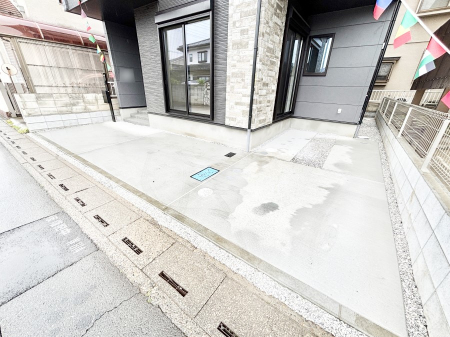 �@����2��\�I�}�Ȃ��q�l�̒��ԂɁB�܂��A���Ƒ��̎��]�ԃX�y�[�X�Ƃ��Ă��劈��B