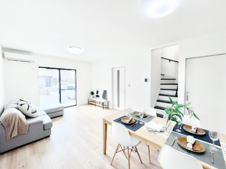 ���r���O�@�Ƒ��̘a�₩�ȉ�b���������Ă������B�J�����̂��郊�r���O�ł��I