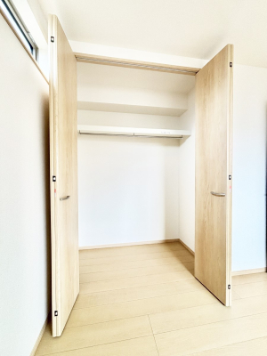 ���[�@��������ߗނ�ו��Ȃǂ̎��[�ɕ֗��ȃN���[�[�b�g�t���ł��B